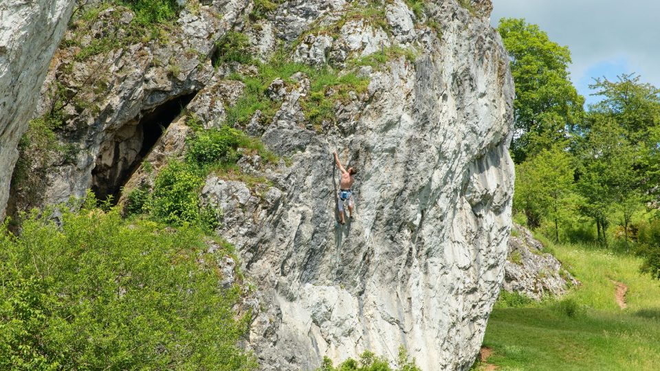 Strmé 15 metrů vysoké skály si oblíbili horolezci. Musí však dodržovat pravidla pro chráněnou oblast