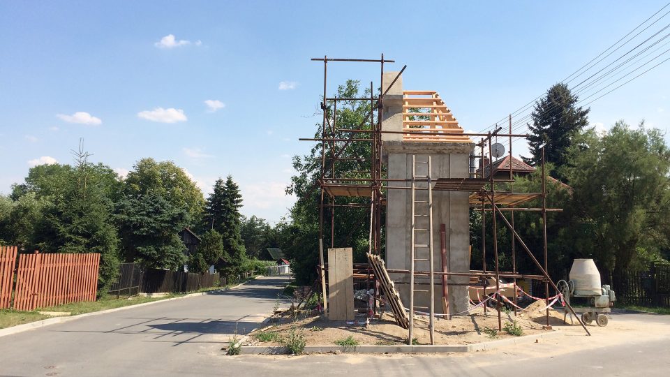 Kaplička už se nenaklání, ještě zbývá dodělat střechu a fasádu (začátek července 2018)