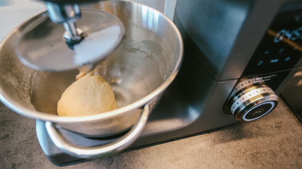 V robotu zpracujeme hladké těsto | foto: Jana Volková V robotu zpracujeme hladké těsto
