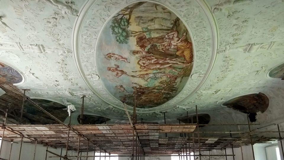 V sálu předků se dodnes zachoval krásný štukovaný strop