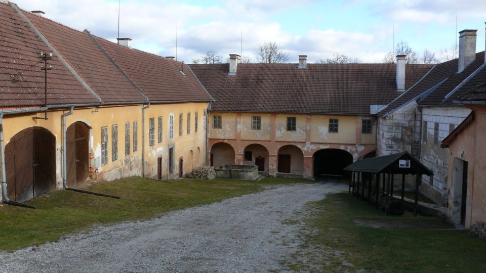 Areál je tvořen třemi částmi. Horním zámkem, původním hradem a Dolním zámkem