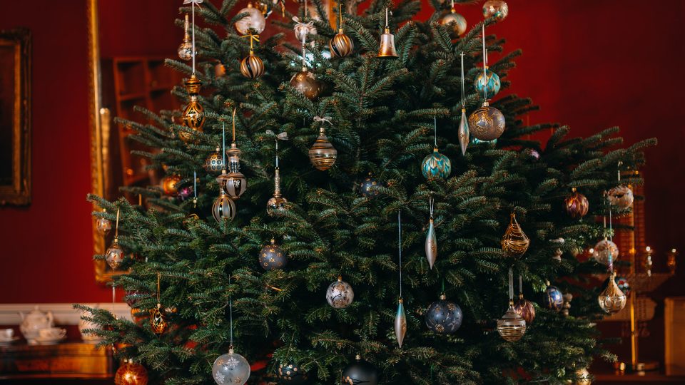 Secesní ozdoby ze sklárny Koulier zdobí i vánoční strom na zámku Loučeň