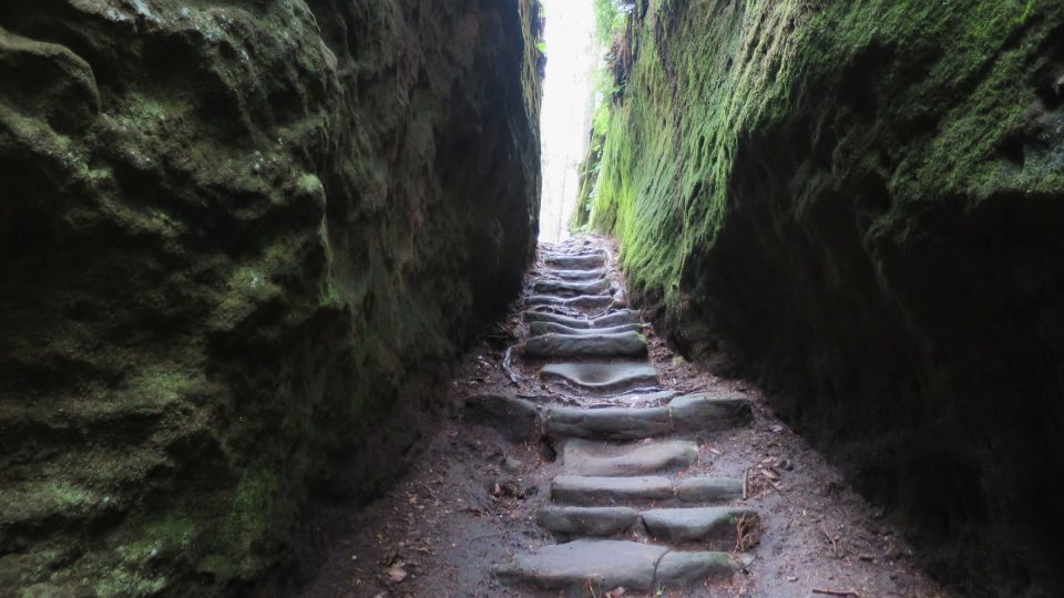 Kamenné schody vás zavedou do srdce labyrintu anebo z něj vyvedou