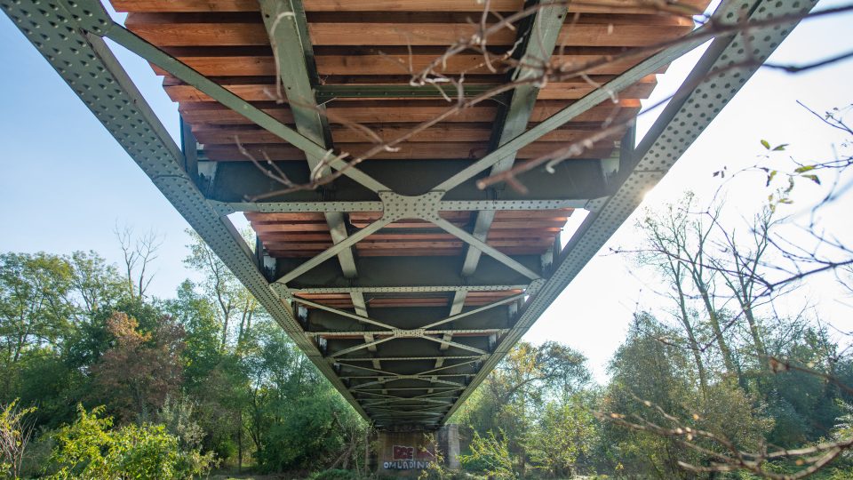 Na mostě jsou nové modřínové trámy a 3,5 cm vysoká prkna