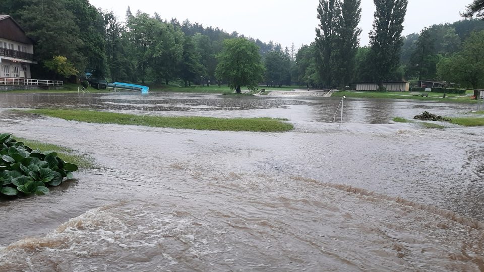 Povodeň v autokempu Konopáč. Hranice koupaliště přívalová vlna úplně smazala