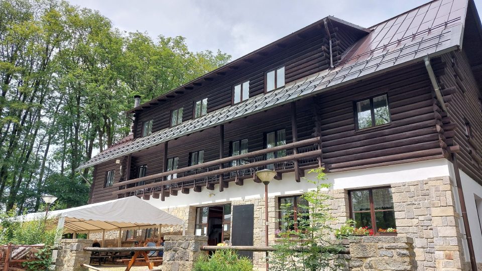 Hotel na Křemešníku nabízí restauraci se zahrádkou