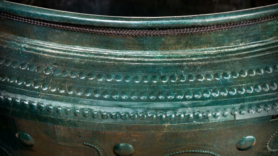 Bronzové vědro z Kladiny je bohatě zdobené tepáním
