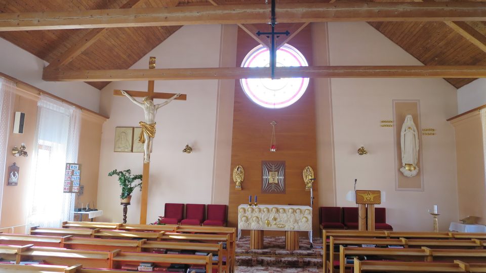 Kaple Charitního domova na Mendryce byla vytvořená v hospodářském objektu vedle zámečku