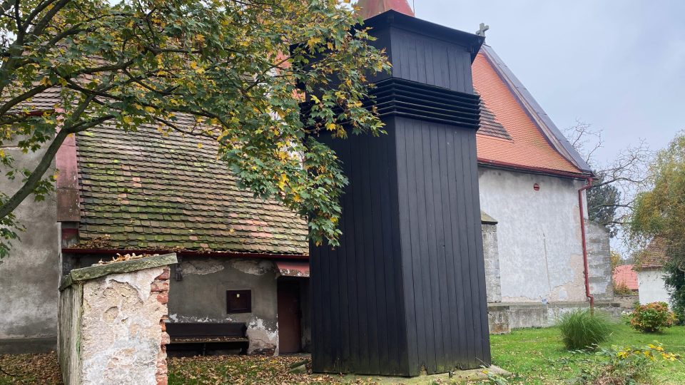 Zvonička u kostela sv. Václava v Rosicích nad Labem pochází z 2. poloviny 20. století