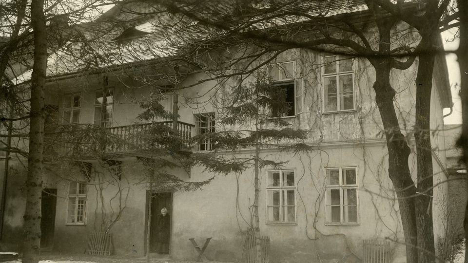 Pohled na Šemberův dům ze dvora zřejmě na konci 19. století