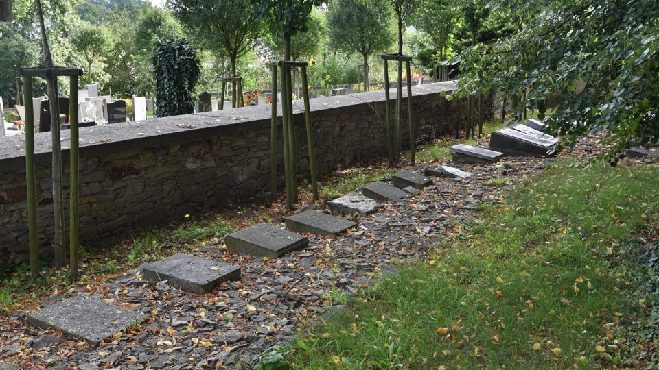 Na českobratrském hřbitově v Čermné leží ženy na jedné a muži na druhé straně hřbitova.