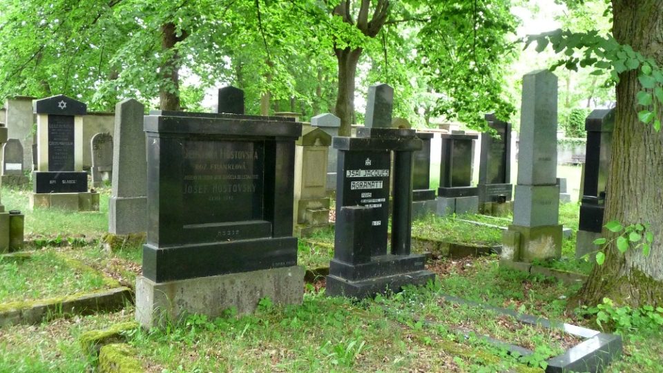 Josef Hostovský a jeho žena Bedřiška jsou pochováni na pardubickém židovském hřbitově