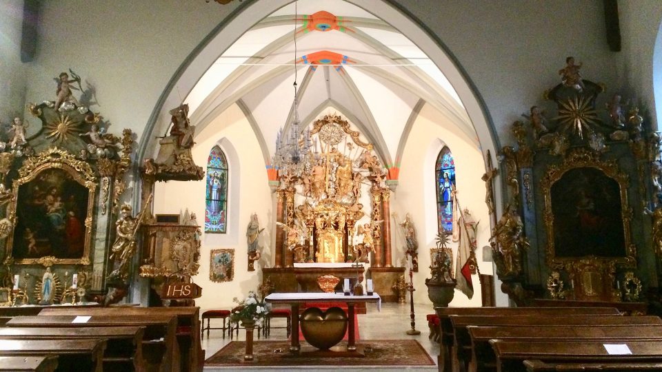 Překrásný barokní oltář v presbytáři kostela v Horním Jelení pochází z kostela v Neratově