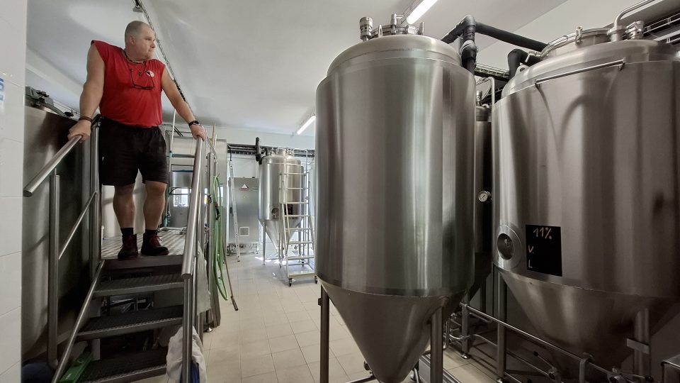 Pohled do provozu pivovaru Loutkář v Chrudimi | foto: Tereza Brázdová, Český rozhlas Pohled do provozu pivovaru Loutkář v Chrudimi