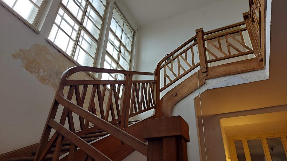 Dubové schodiště Poršovy vily se zachovalo v původní podobě
