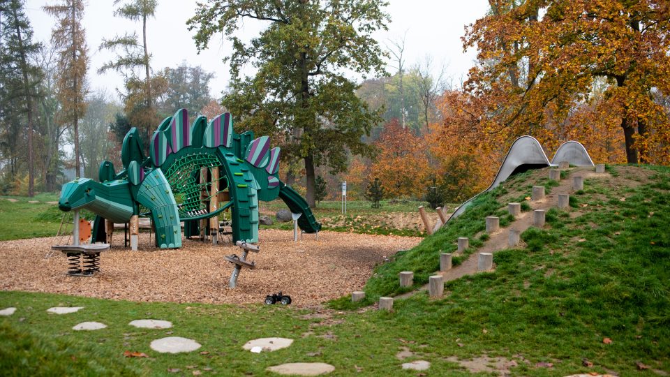 Hřiště se stegosaurem na břehu Chrudimky v Pardubicích