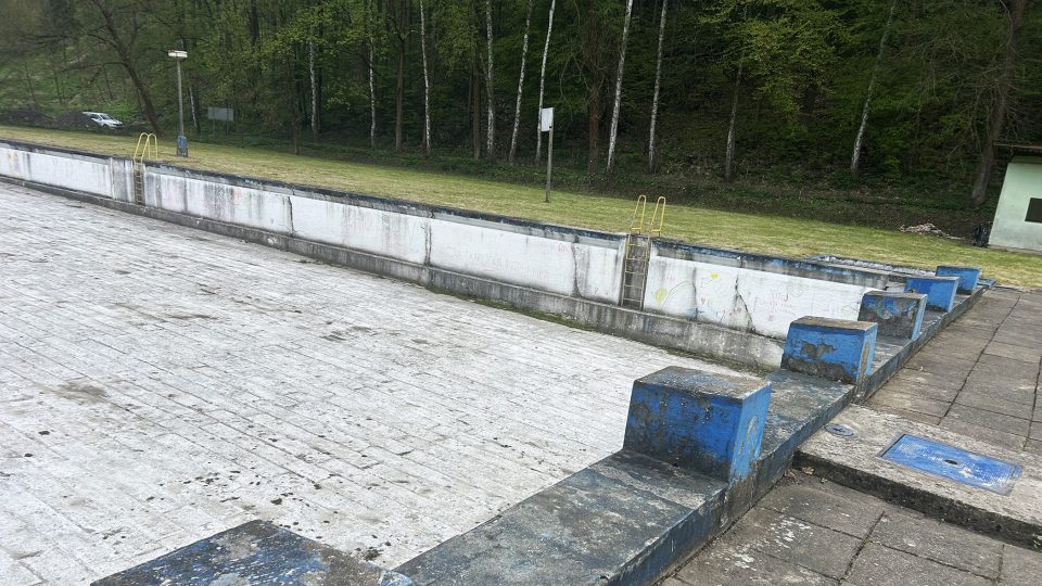 Bazén koupaliště v Brandýse nad Orlicí opravují vlastními silami dobrovolníci
