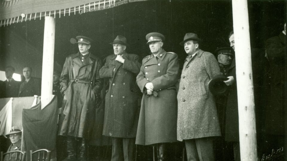 Vládní delegace při odhalení pomníku 1.11.1945 na Pasekách