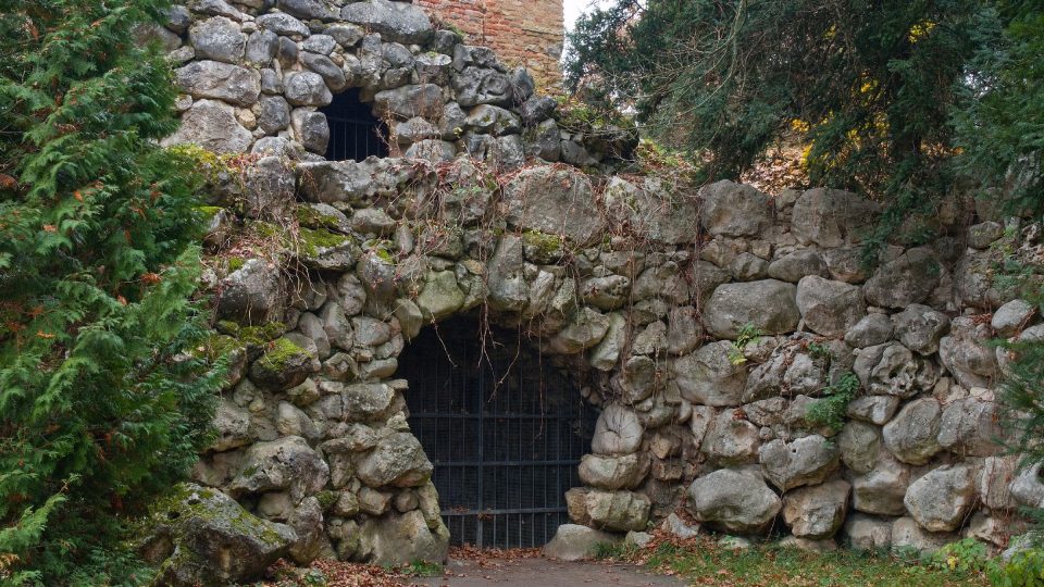 Umělá jeskyně, tzv. grotta, známá také jako Peklo, měla navozovat pocit tajemna. Podobná, ale starší a stejného jména je i v parku valtického zámku