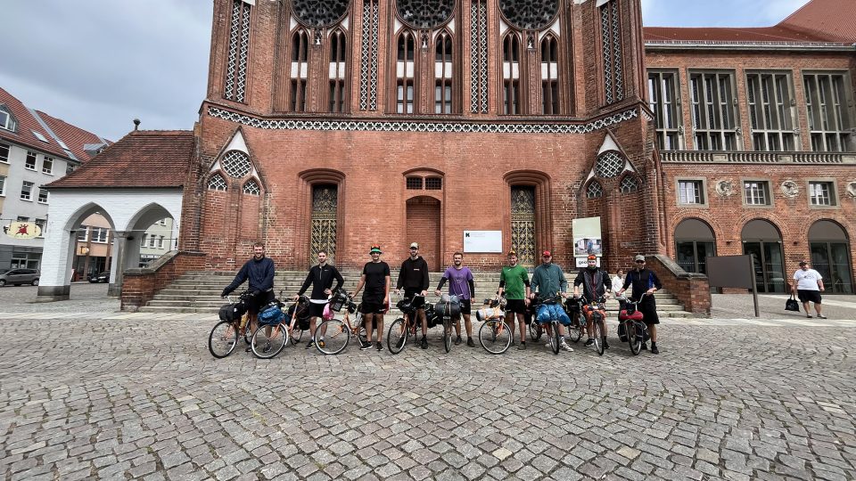 Devět kamarádů vyrazilo z Čech k Baltskému moři na starých Libertách