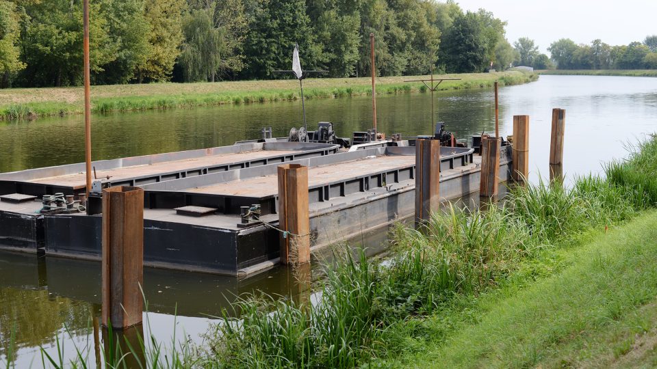 Na břehu Labe jsou připraveny nákladní čluny na převoz sedimentu z Čičáku