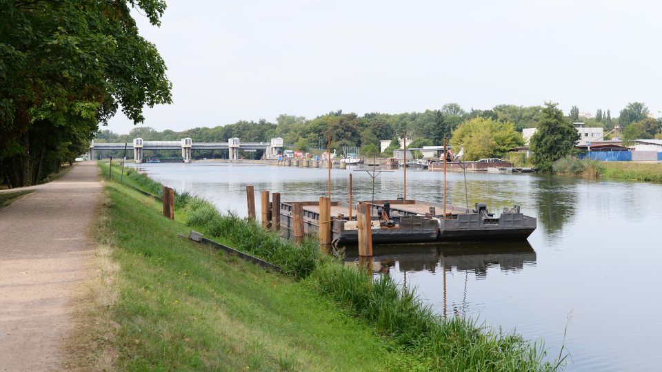 Na břehu Labe jsou připraveny nákladní čluny na převoz sedimentu z Čičáku