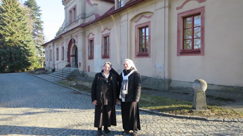 Školské sestry sv. Františka, Gracia a Ancilla před hoješínským zámečkem