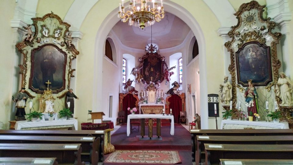 Rokokový kostel v Zámrsku s rokokovým oltářem