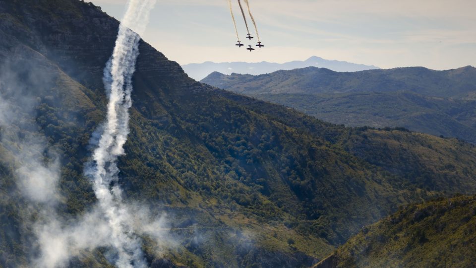 Skupinový přemet kolem mostu v podání Flying Bulls