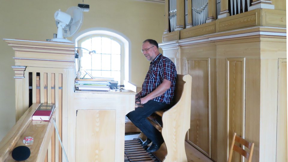 Petr Borský hraje na varhany v býšťském kostele každou neděli