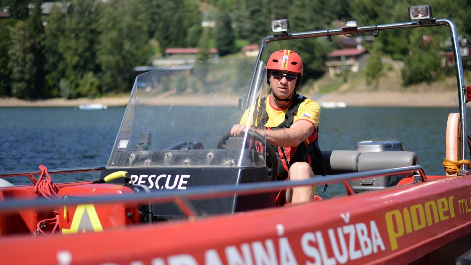 Záchranáři na Pastvinách jezdí na obhlídky na motorovém člunu, ale i na paddle boardech
