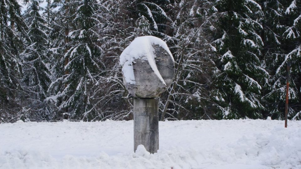 Další plastiku najdeme i na opačném konci parkoviště, je pomníkem přestavby silnice I11