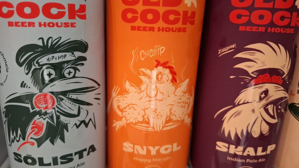 ChmelBouda nabízí pivo v lahvích nebo plechovkách | foto: Tereza Brázdová, Český rozhlas ChmelBouda nabízí pivo v lahvích nebo plechovkách