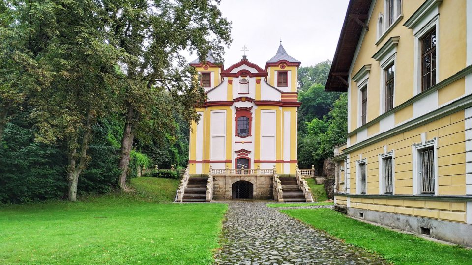 Kostel sv. Mikuláše a budova lázní ve Vraclavi