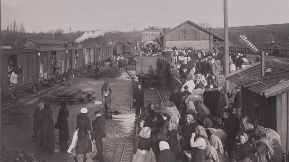 Odjezd některých uprchlíků zpět do Haliče v roce 1916