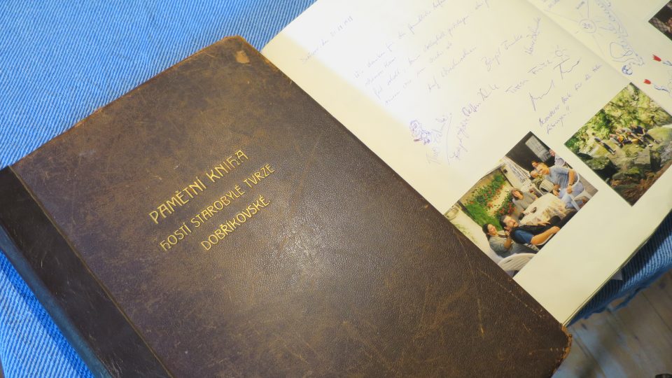 V tradici zápisů do pamětní knihy návštěv potomci Václava Klofáče pokračují dodnes