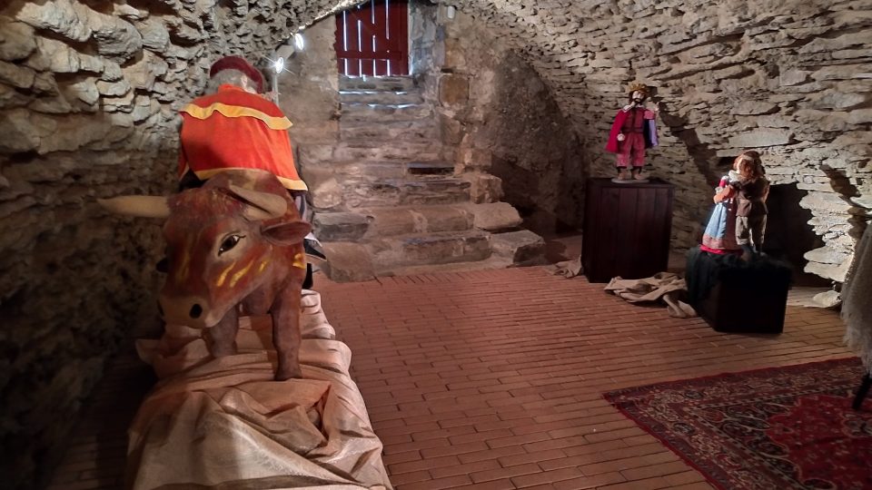 V podzemích gotických prostorách hradu je dnes mimo jiné expozice věnovaná hradní pověstem