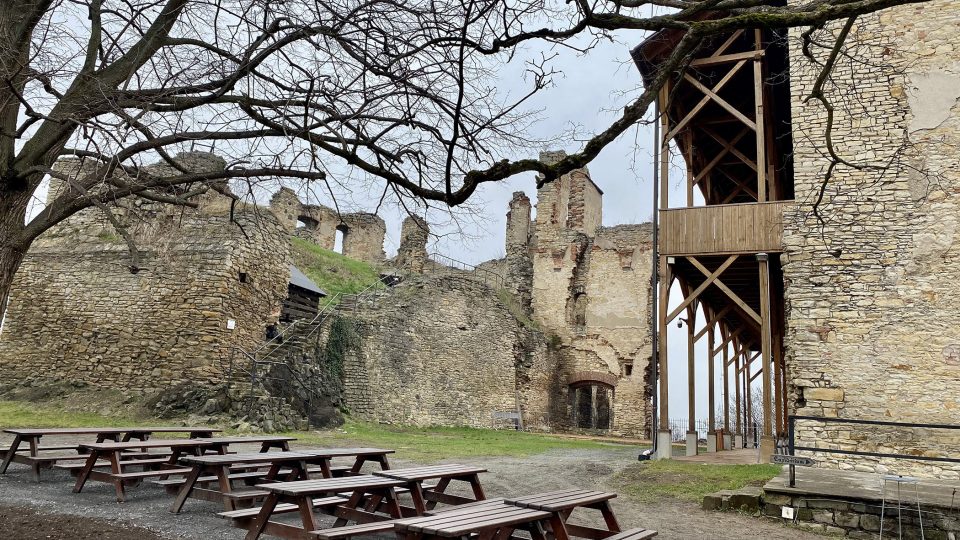 Zřícenina gotické části hradu a několik let už zastřešený renesanční palác na Košumberku