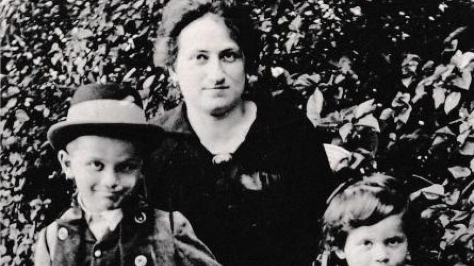 Marie Krausová s Františkem a Annou v roce 1915 nebo 1916