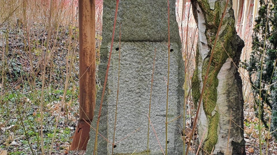Torzo pomníku z března 2021