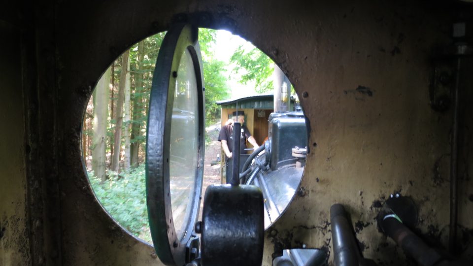 Pohled z kabiny parní lokomotivy