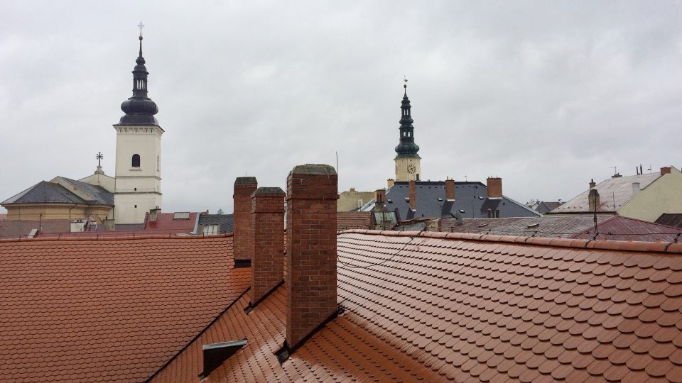 Výhled ze zámecké věže na věž kostela i radnice
