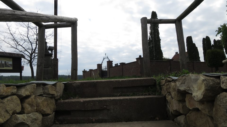 Pohled z podhledny ke hřbitovu ve Svinné