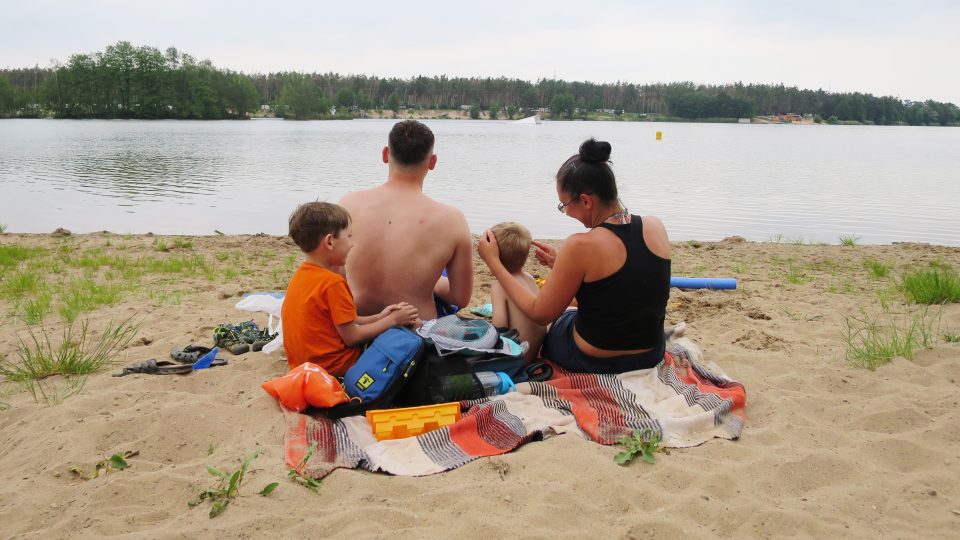 Mladá rodina na dětské pláži v Mělicích