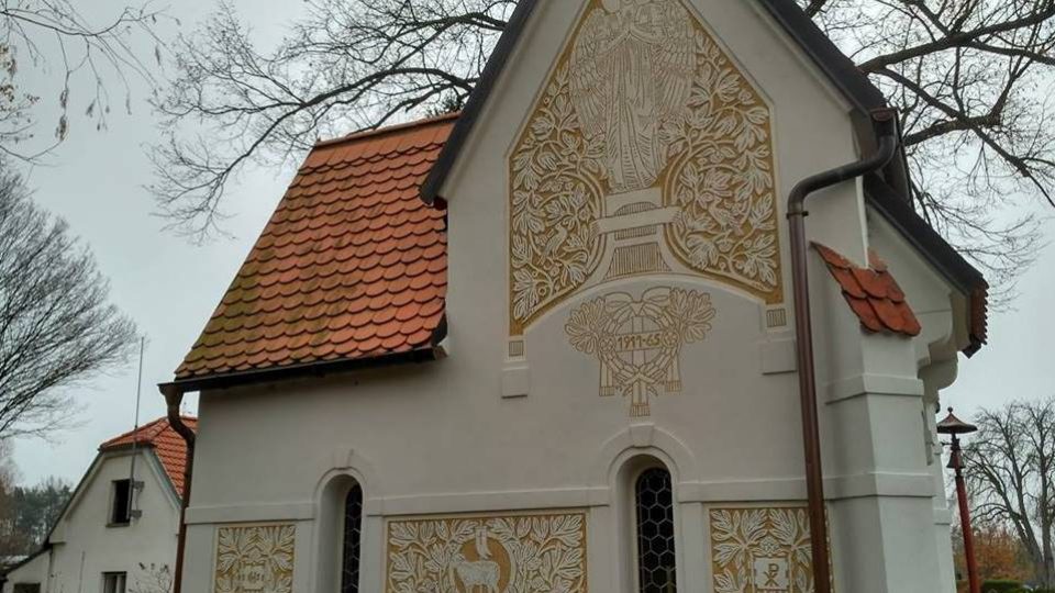 Ornamentální sgrafita zdobí kapličku v Komárově