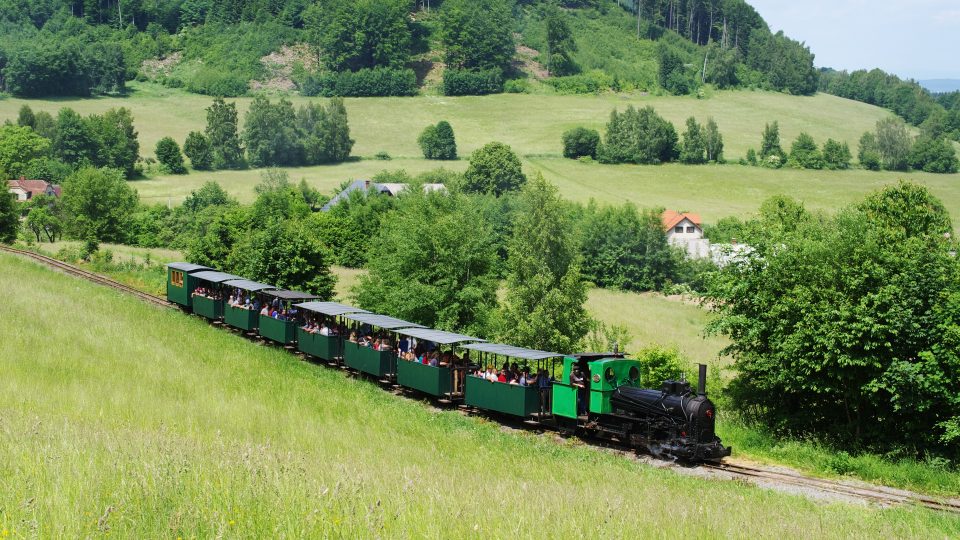 Výletní vlak na úbočí Hřebečského hřbetu