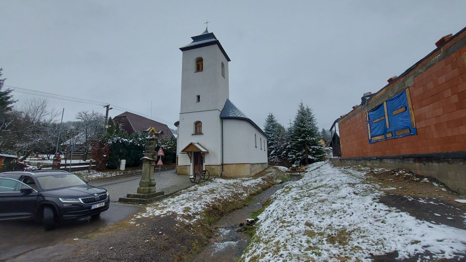 První zastavení křížové cesty se nachází u kostela v místní části Šanov