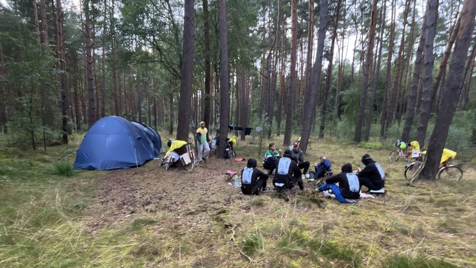 Liberta Gang nocuje v lese cestou k Baltu