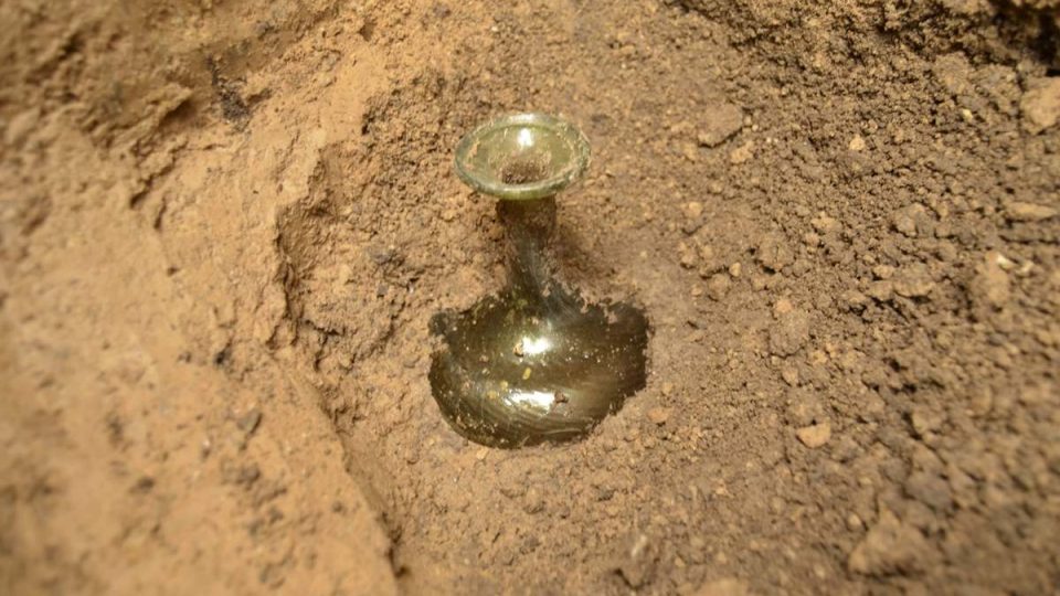 Baňatá lahev, která se našla v hrobu ženy