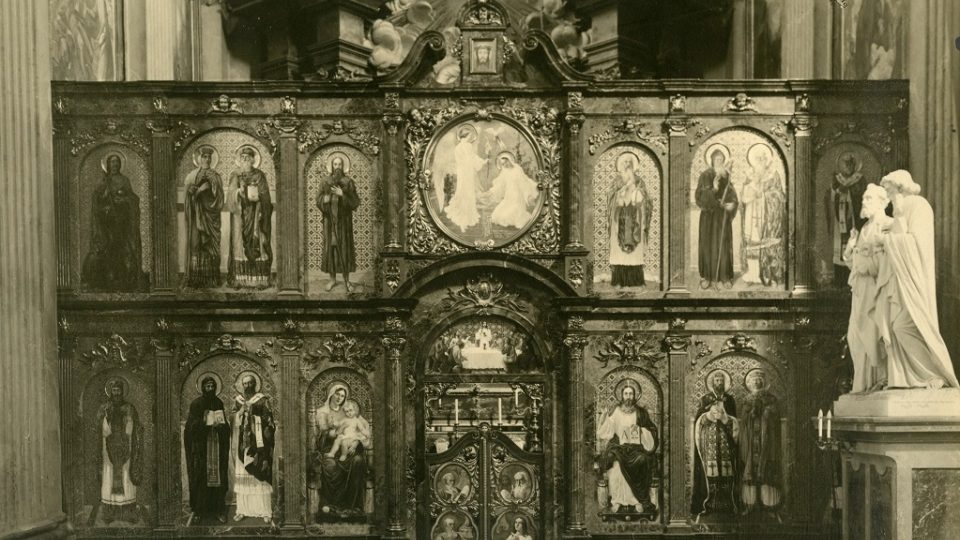 Interiér kostela s obrazy Eduarda Neumanna